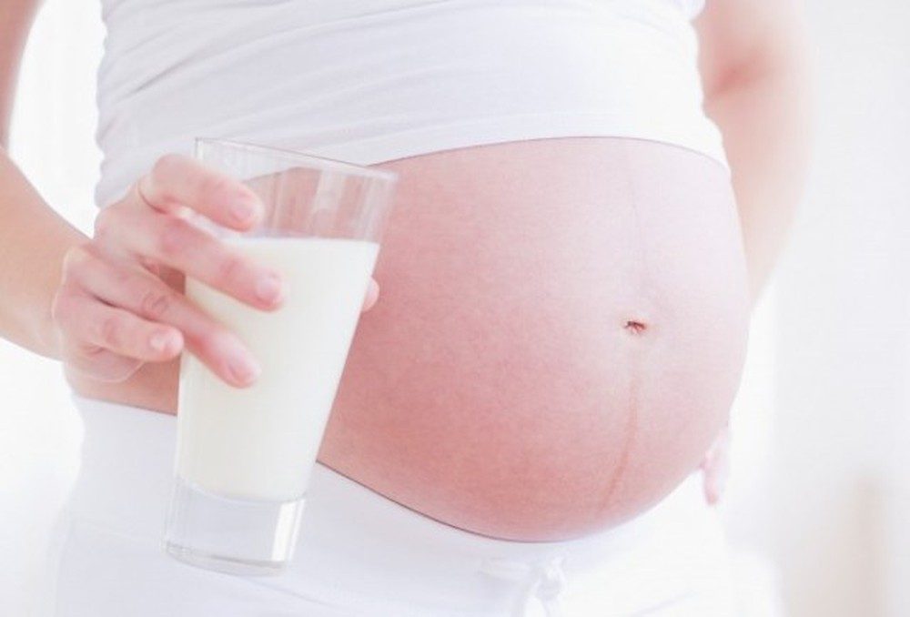 Sữa cho bà bầu là thực phẩm thiết yếu, đem đến những tác dụng tốt cho sức khỏe mẹ và bé 