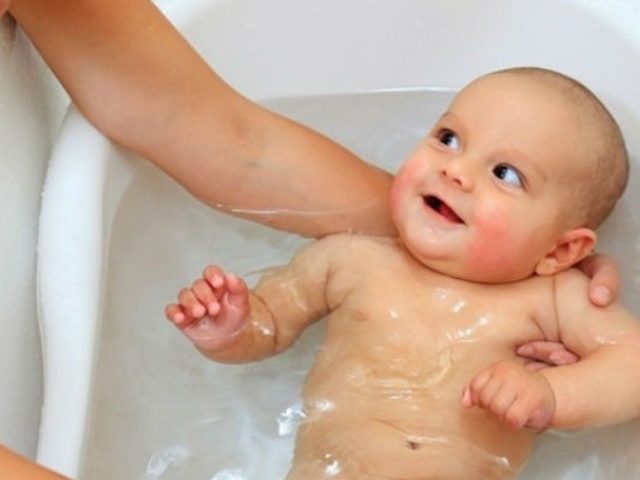 Tắm cho trẻ sơ sinh là thử thách khó của nhiều người lần đầu làm cha mẹ