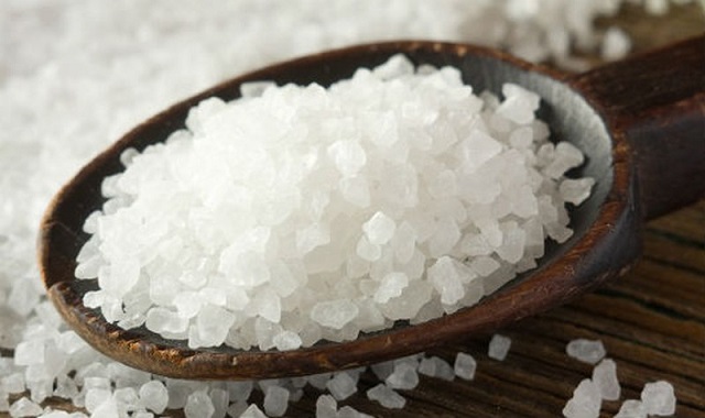 Sử dụng muối bột hoặc muối trắng thường đều có tác dụng tương đương.